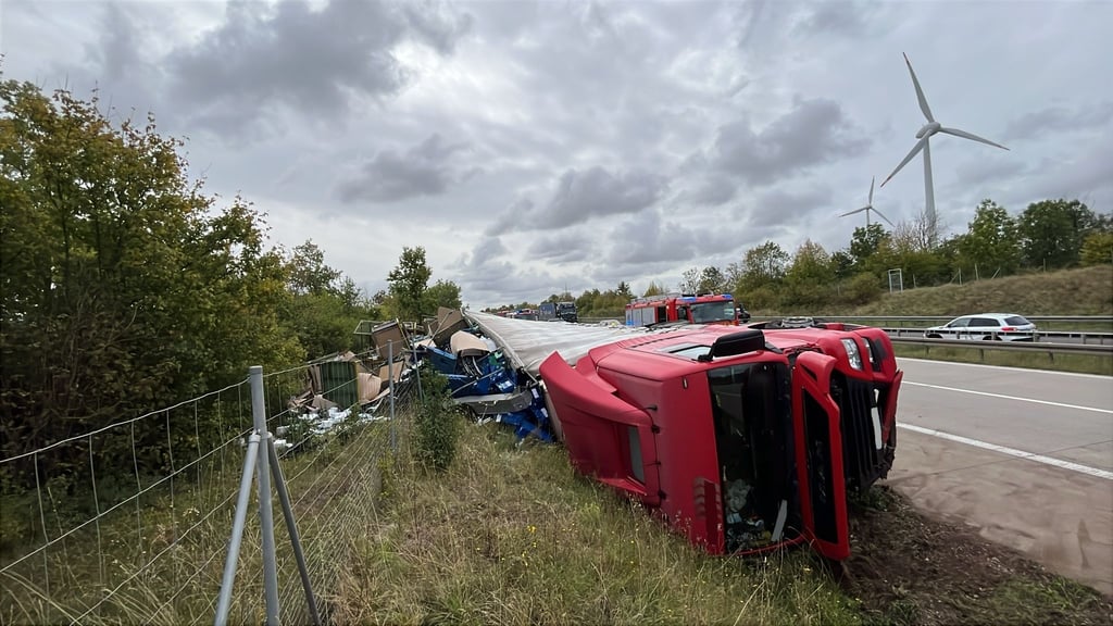 Wegen Sekundenschlafs ist ein Lkw-Fahrer auf der A14 bei Plötzkau von der Fahrbahn abgekommen.