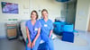 Die Hebammen Antje Kuhrau (l) und Franziska Pfeil sitzen in einem Kreißsaal des Klinikums Lüneburg. Seit diesem Monat können Frauen in Begleitung von zwei Hebammen entbinden.
