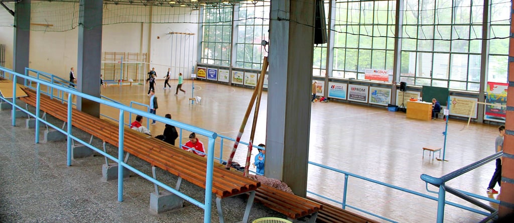 Die Sporthalle Birkholzer Chaussee in Tangerhütte mit ihren Zuschauertribünen.