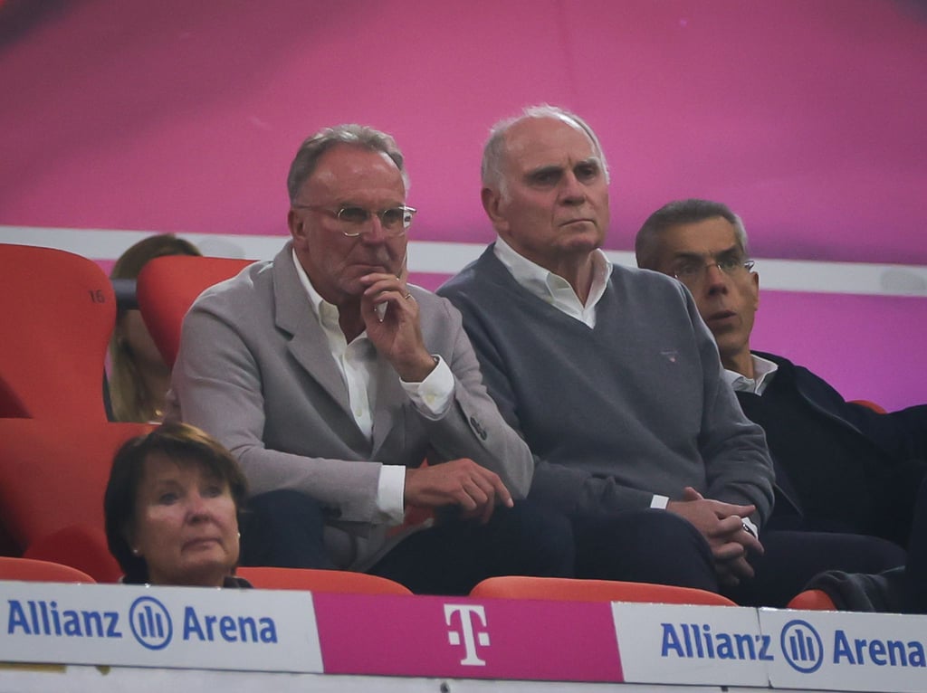 Karl-Heinz Rummenigge (l) und Uli Hoeneß auf der Tribüne der Allianz Arena. (Archivbild)