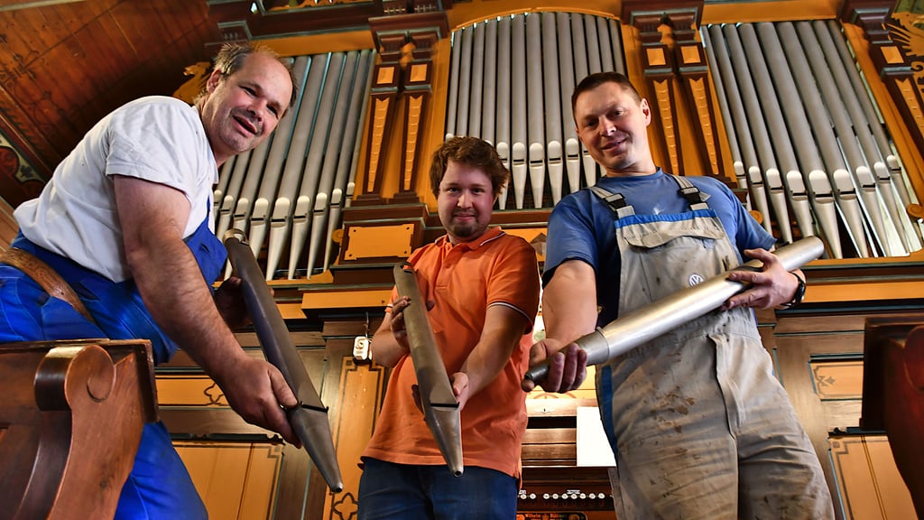 „Eine Kirche ohne Orgel ist wie ein Körper ohne Seele“, heißt es in einem Zitat des Theologen und Musikers Albert Schweitzer. In Oebisfelde sorgen Orgelbauer Martin Lodahl (v.l.), Jan Becker und Karsten Aldinger dafür, dass diese Seele wieder frei atmen kann.