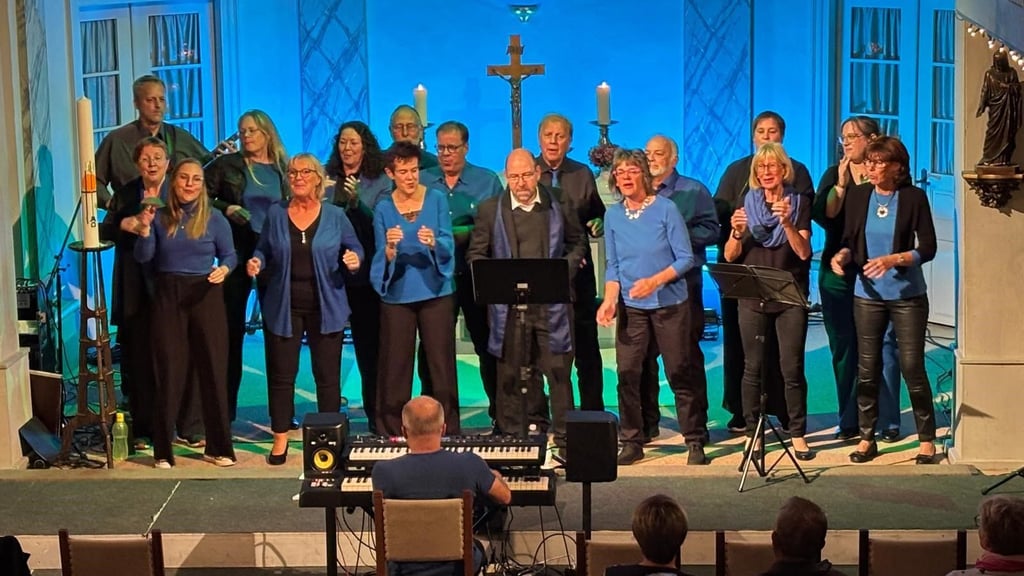 Mit Schwung und Seele dabei: Der „Gospeltrain Danndorf“ begeistert mit mitreißenden Rhythmen und kraftvollen Stimmen im Gospel-Gottesdienst der Kirchengemeinde St. Georg in Calvörde.