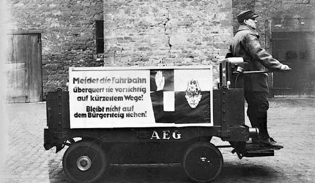 Eine Warnung an Fußgänger, fotografiert in den 1920er Jahren.