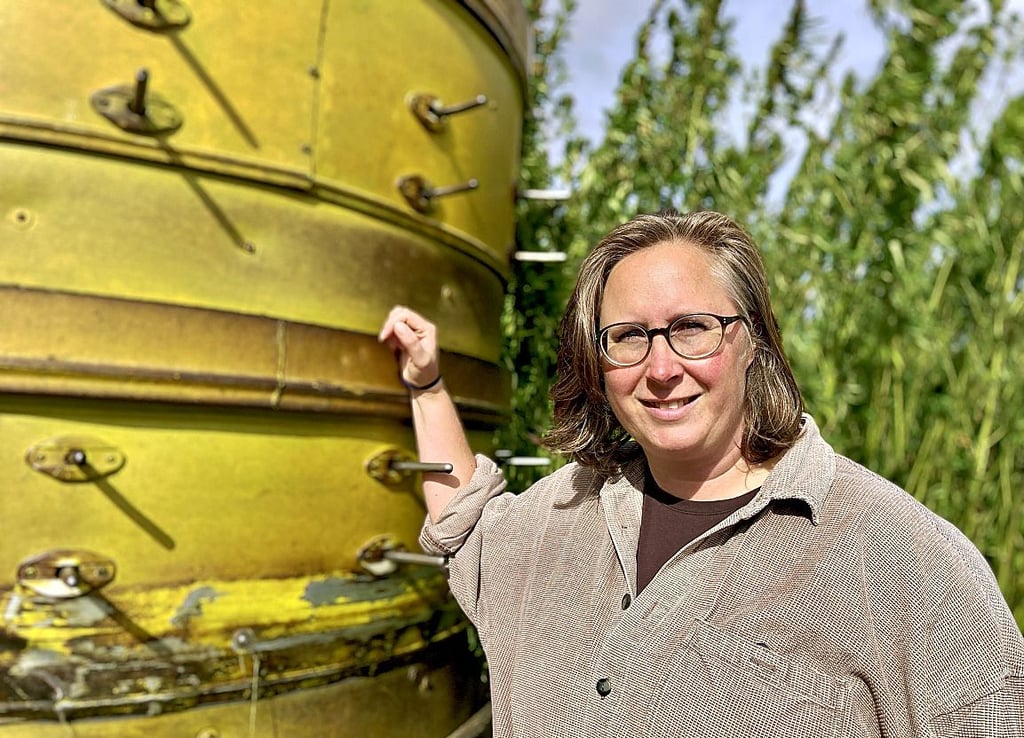 Ria Elstner vor der Hanf-Erntemaschine in Zeuchfeld
