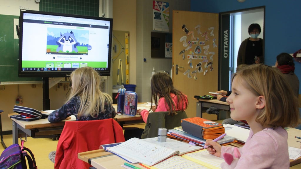 Im Jahr 2021 erhält die Ecole-Grundschule in Barleben Glasfaseranschlüsse und stattet die Lehrräume mit digitalen Tafeln aus.