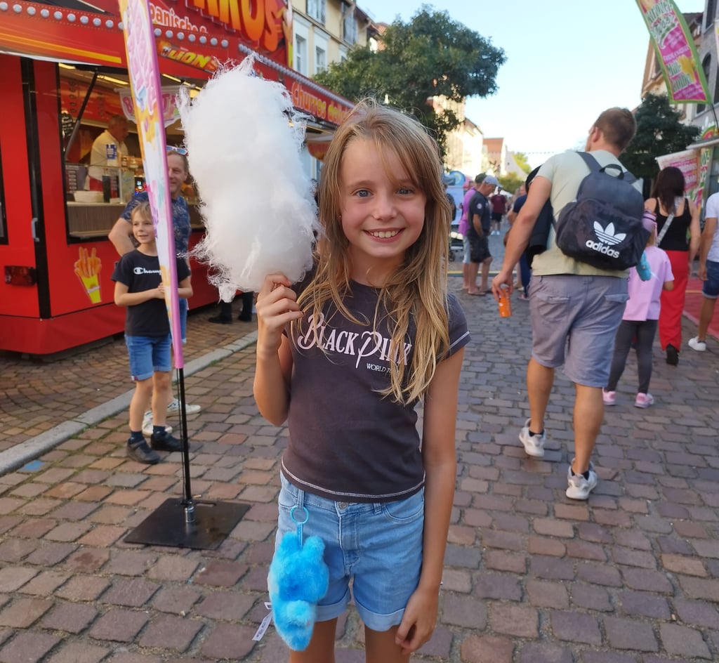 Sarah war besonders begeistert von den vielen Leckereien und bunten Spielzeugen, die auf dem Hansefest angeboten wurden.