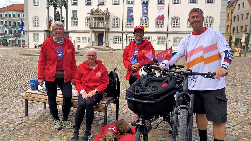 Eine der Stationen auf dem Weg von Griesheim nach Berlin ist der Wittenberger Marktplatz: Anna Fairley (dritte von links) nennt sich selbst eine „Sepsis-Überlebende“.