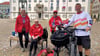 Eine der Stationen auf dem Weg von Griesheim nach Berlin ist der Wittenberger Marktplatz: Anna Fairley (dritte von links) nennt sich selbst eine „Sepsis-Überlebende“.  