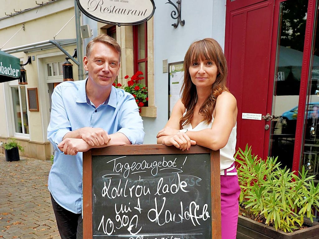 Enrico Beyer und Lisa Gammert am Aufsteller fürs Tagesangebot.