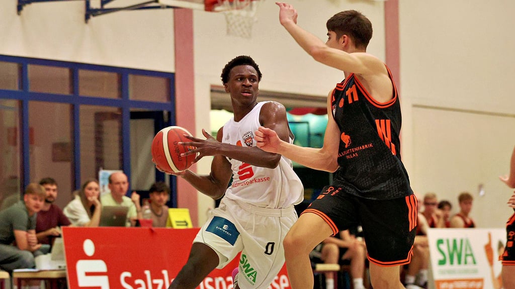 Joshua Bonga (am Ball) im Dress der Tigers. Aschersleben gewann das erste Punktspiel der neuen Saison deutlich gegen Rasta Vechta III.