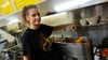 Bei Iris Tauber wird die Currywurst in Tomatensoße gekocht - genau wie bei ihrem Großvater, der die Currywurst erfunden haben soll.