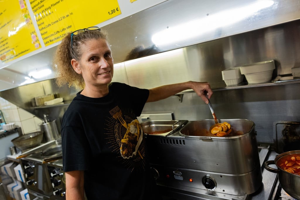 Bei Iris Tauber wird die Currywurst in Tomatensoße gekocht - genau wie bei ihrem Großvater, der die Currywurst erfunden haben soll.