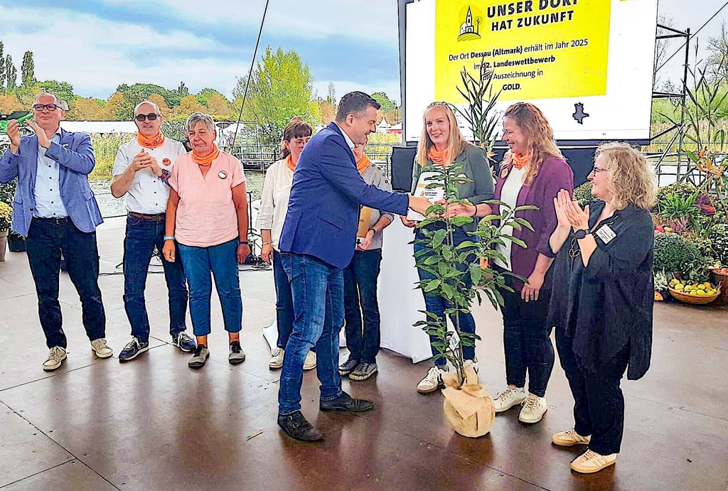 Landwirtschaftsminister Sven Schulze gratulierte den stolzen Dessauern um Katharina Ebeling (2. von rechts) und Svenja Liestmann zum Sieg im Landeswettbewerb Unser Dorf hat Zukunft.