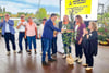 Landwirtschaftsminister Sven Schulze gratulierte den stolzen Dessauern um Katharina Ebeling (2. von rechts) und Svenja Liestmann zum Sieg im Landeswettbewerb Unser Dorf hat Zukunft.