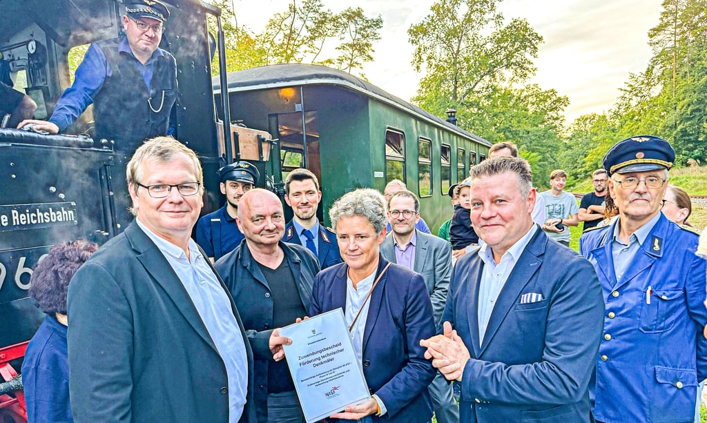 Die Ministerin für Infrastruktur und Digitales, Lydia Hüskens, übergab in Magdeburgerforth dem Vorsitzenden des Kleinbahnvereins, Kilian Kindelberger (links), einen Bescheid zur Förderung technischer Denkmäler, für die betriebsfähige Aufarbeitung der vereinseigenen Dampflok.