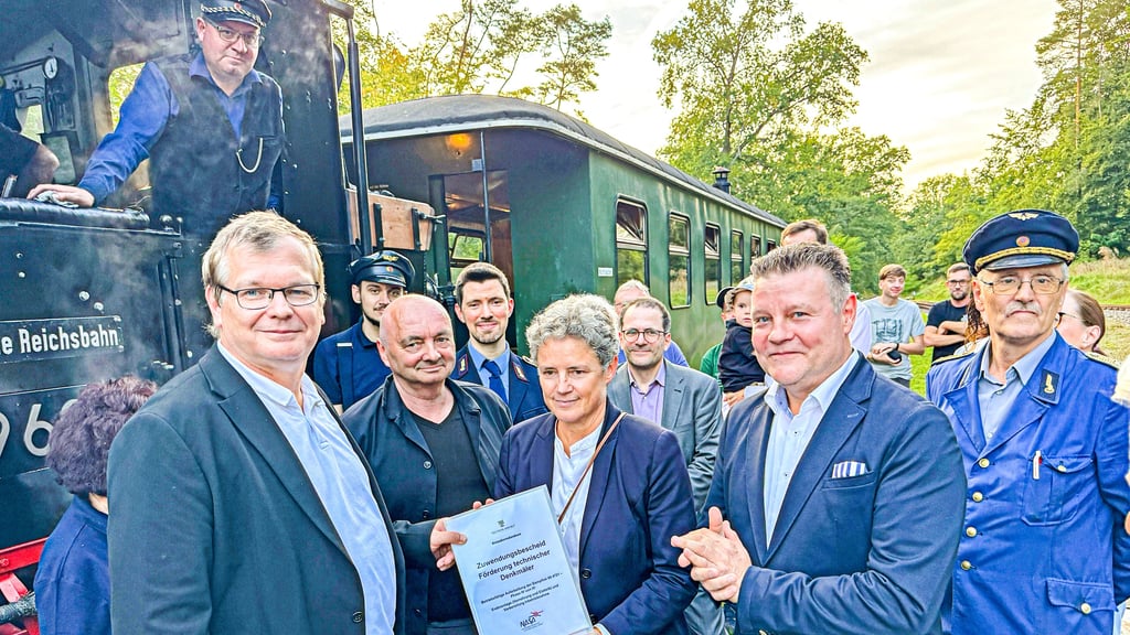 Die Ministerin für Infrastruktur und Digitales, Lydia Hüskens, übergab in Magdeburgerforth dem Vorsitzenden des Kleinbahnvereins, Kilian Kindelberger (links), einen Bescheid zur Förderung technischer Denkmäler, für die betriebsfähige Aufarbeitung der vereinseigenen Dampflok.