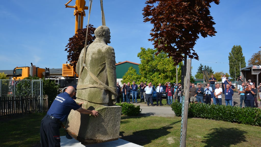 Die Lenin-Skulptur wird im Eingangsbereich des Feuerwehrmuseums Sachsen-Anhalt in Stendal aufgestellt, in einem sogenannten Ehrenhain.