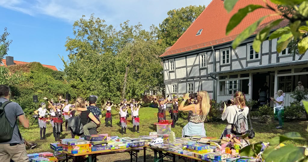 Alles umsonst, auch das Spielzeug. Die MKK-Schlosssternchen eröffneten am Samstag den zweiten „Austauschtag“ im idyllischen Pfarrgarten von Möckern.