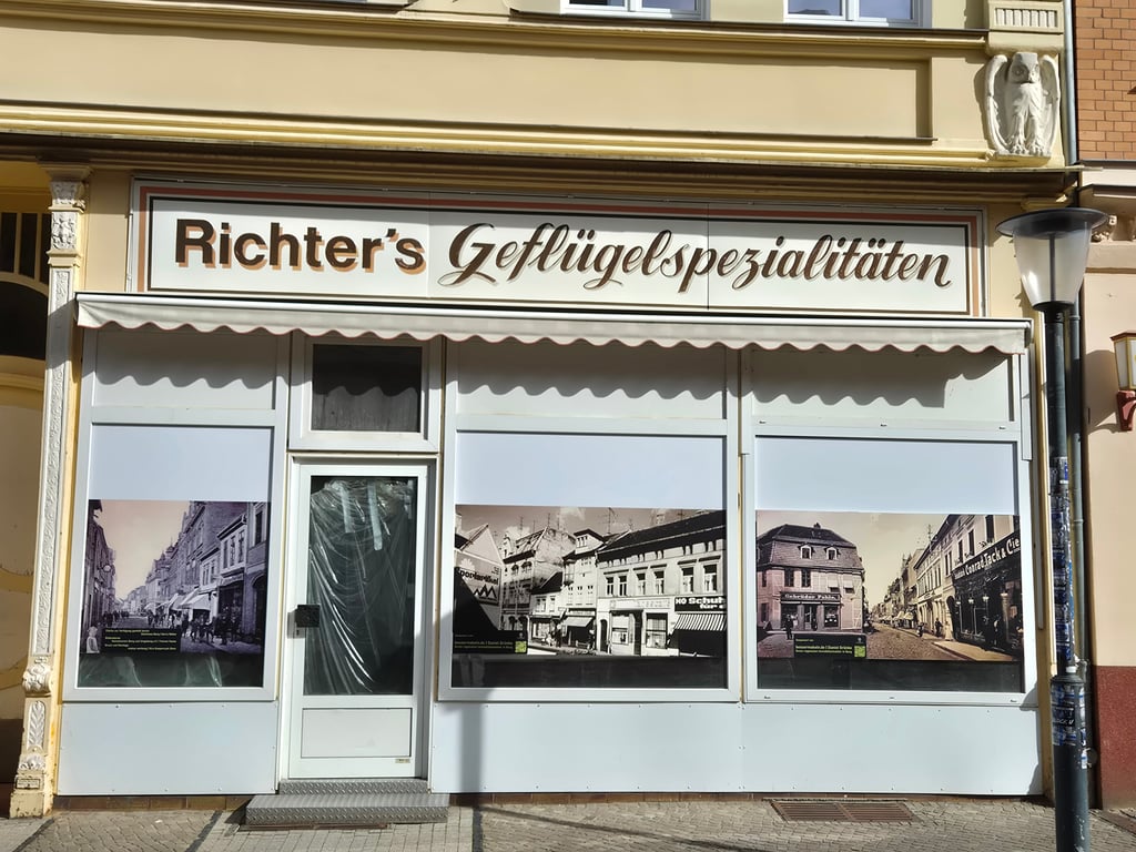 Mit alten Burger Ansichten wirkt das leere Ladengeschäft gar nicht mehr so leer.