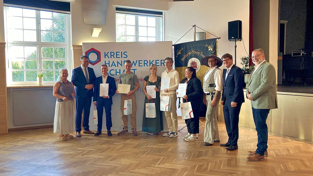 Gruppenbild mit Politikern und Handwerksmeistern: Am 19. September haben mehrere junge Leute aus dem Friseur- und dem Elektrohandwerk sowie ein Maurer im Piesteritzer Hof ihre Gesellenbriefe erhalten.