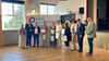 Gruppenbild mit Politikern und Handwerksmeistern: Am 19. September haben mehrere junge Leute aus dem Friseur- und dem Elektrohandwerk sowie ein Maurer im Piesteritzer Hof ihre Gesellenbriefe erhalten. 