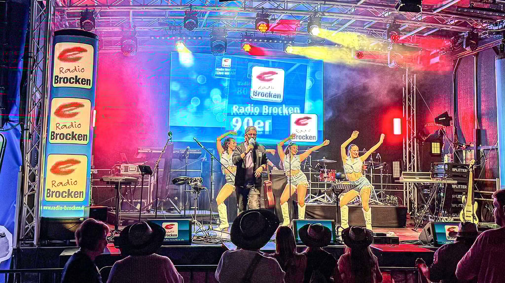 Die Show von Radio Brocken rockt am Samstagabend den Festplatz in Zscherndorf und zieht das Publikum in seinen Bann.