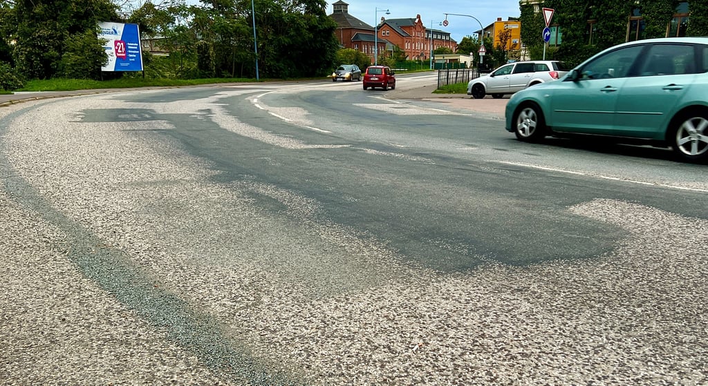 Das Ausbringen von Rollsplitt sorgte Anfang September auf der Annenstraße für längere Wartezeiten. Der Frust der Autofahrer ist inzwischen aber wegen eines anderen Grundes noch größer.