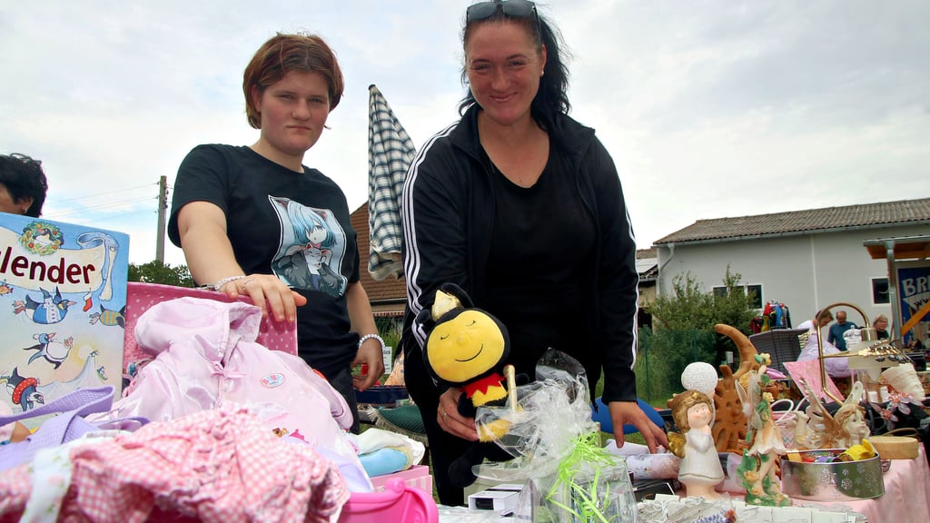 Daniela Würlich (r.) bietet hier mit ihrer Nichte Sophia viele interessante Dinge auf dem Sachsendorfer Flohmarkt an.