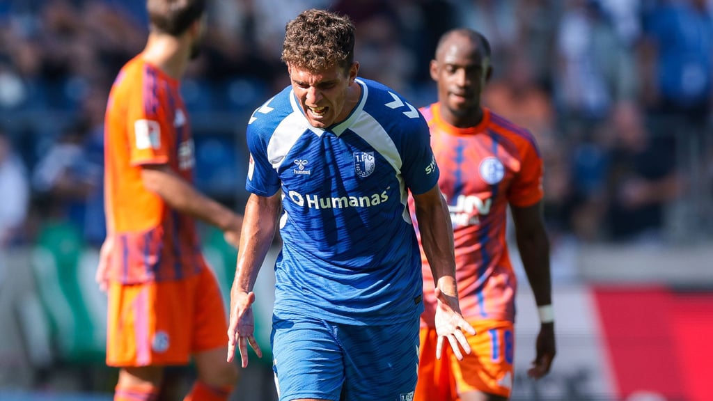 Tobias Müller schreit die angestauten Emotionen heraus: Der 1. FC Magdeburg unterlag auch gegen Schalke 04.
