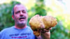 Dirk Kahrstedt aus Stendal hat eine knapp 1,4 Kilogramm schwere Kartoffel in seinem Schrebergarten geerntet.