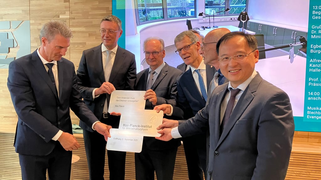 Feierlicher Akt aus prominenter Hand: Mit dieser Plakette ist zur Eröffnung die Grundsteinlegungs-Zeitkapsel im Institutsfoyer verschlossen worden.