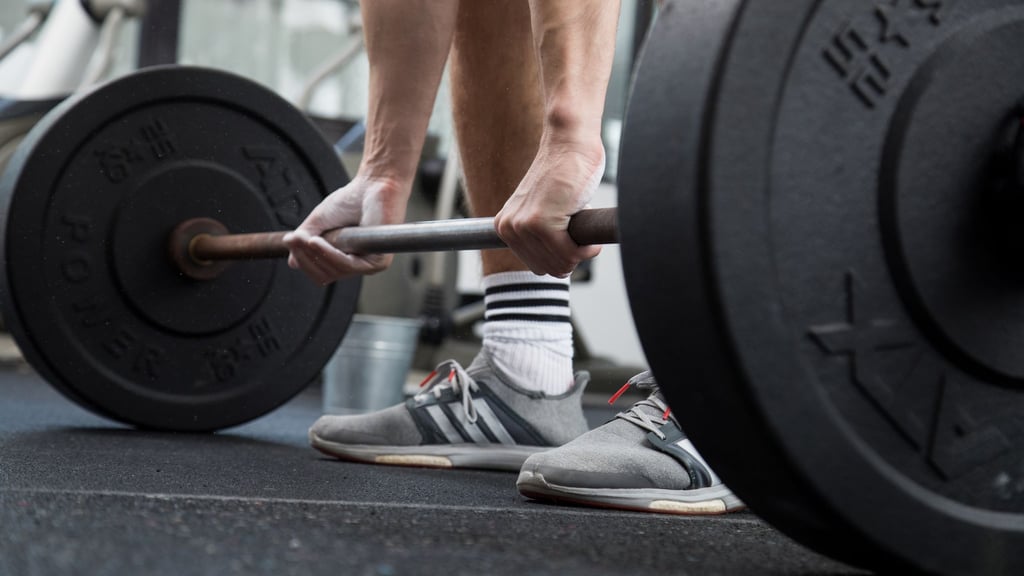 Bei Kraftsportübungen im Stehen sollte man auf eine stabile Fußhaltung achten.