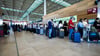 Auch am Montag müssen Reisende am Berliner Flughafen BER mit Verspätungen und Wartezeiten rechnen.