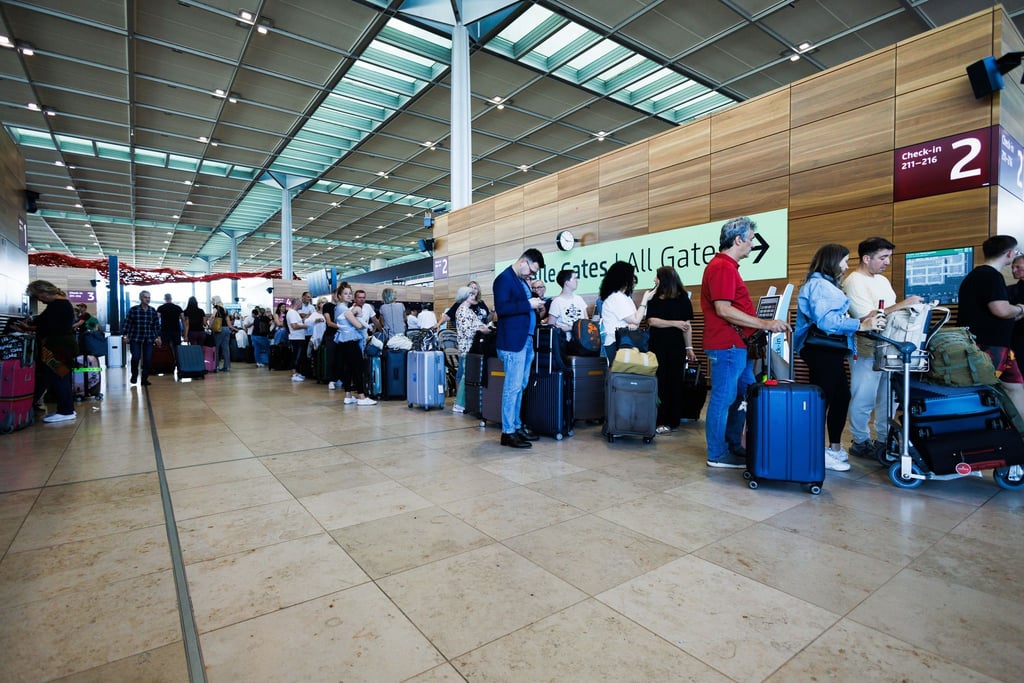 Auch am Montag müssen Reisende am Berliner Flughafen BER mit Verspätungen und Wartezeiten rechnen.