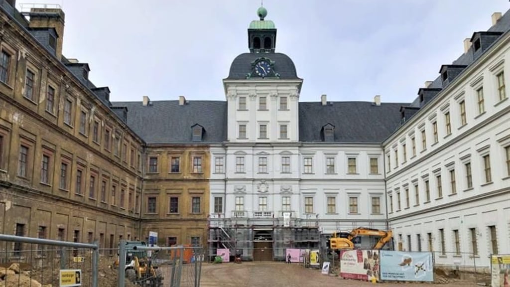 In den Südfügel und den südlichen Westflügel des Schlosses (links) soll eine Landesbehörde einziehen.