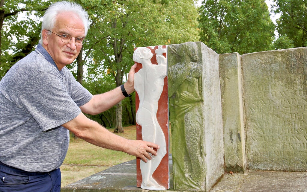 Am Kriegerdenkmal auf Friedhof III lässt Heimatforscher Joachim Grossert auf eigene Kosten die vierte fehlende Reliefplatte nachbilden mit Hilfe eines vor 25 Jahren zufällig bei Sanierungsarbeiten im Bernburger Schloss gefundenen originalen Gipsmodells.