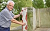 Am Kriegerdenkmal auf Friedhof III  lässt Heimatforscher Joachim Grossert auf eigene Kosten die vierte fehlende Reliefplatte nachbilden mit Hilfe eines vor 25 Jahren zufällig bei Sanierungsarbeiten im Bernburger Schloss gefundenen originalen Gipsmodells.