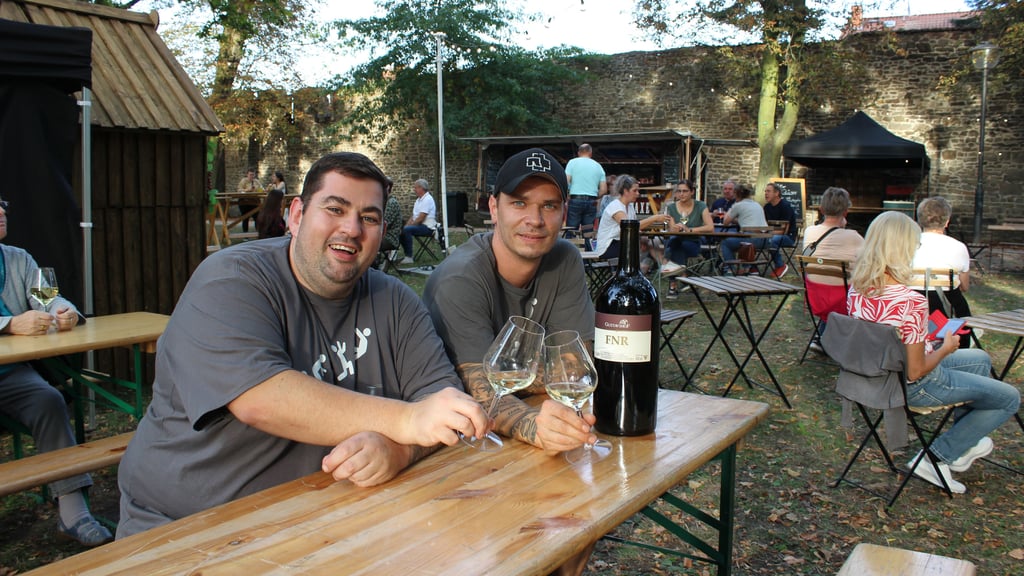 Die Organisatoren des Weinfestes Sascha Oldenburg und Christian Wallborn (links) freuen sich über den positiven Zuspruch. 