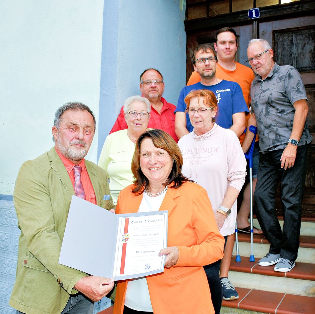 Der Bürgermeister der Gemeinde Bördeaue, Peter Fries (l.), überreichte Heike Brehmer nach der Gemeinderatssitzung im Dorfgemeinschaftshaus in Unseburg die Ehrenbürger-Urkunde.