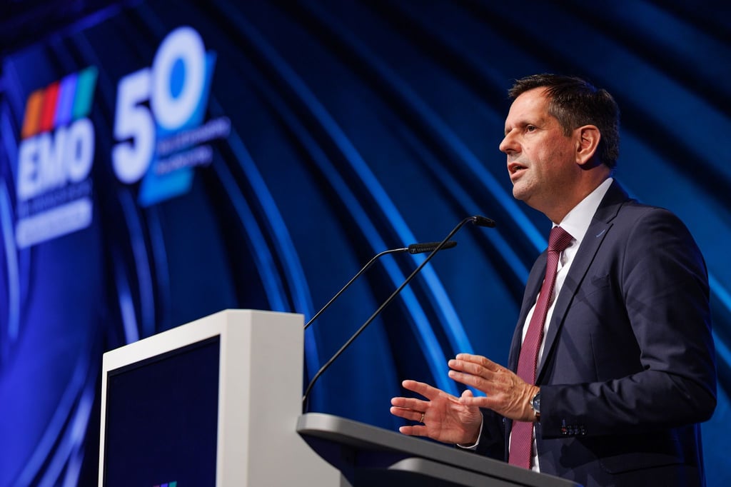 Niedersachsens Ministerpräsident Olaf Lies (Lies) bei der Eröffnung der EMO-Messe in Hannover.