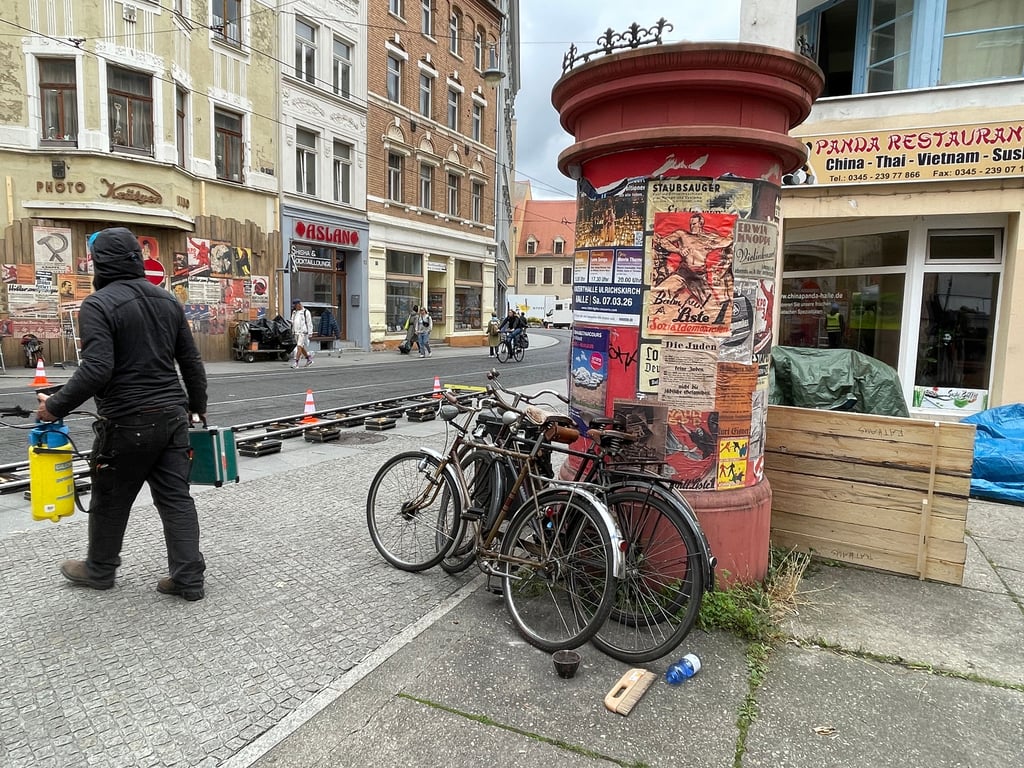 Alte Fahrräder an der Litfaßsäule in der Schmeerstraße: Sie gehören zu den Requisiten für den Film.