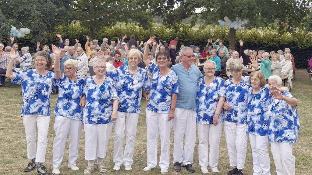 Die Tanzgruppe „Lindenblüten“ präsentiert sich auf dem Marktplatz.