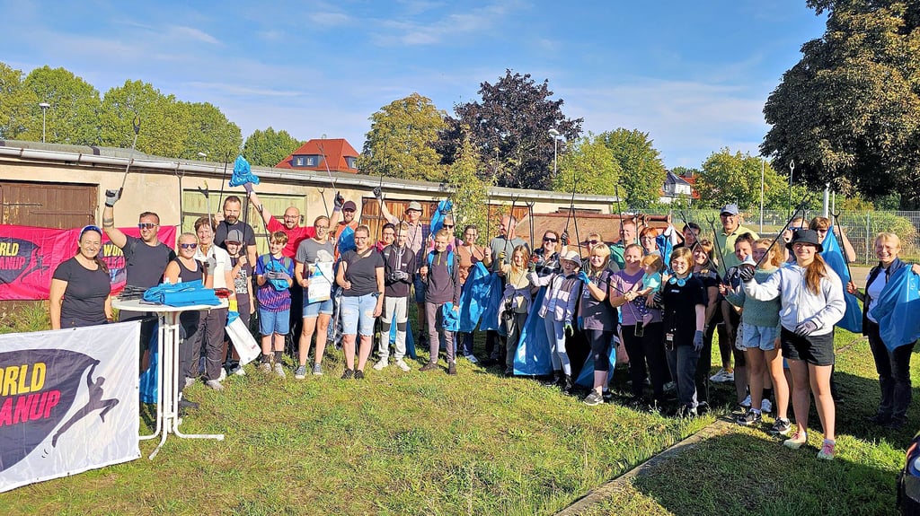 Alle sind voller Enthusiasmus: Knapp 40 Leute sind am Sonnabend an die Goitzsche gekommen, um dem Müll den Kampf anzusagen.