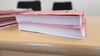 In diesen beiden Heftern stecken insgesamt rund 450 Seiten voll mit WhatsApp-Nachrichten, die sich die Angeklagte und ihr Ex-Freund geschrieben haben. 