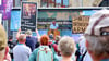 Die Teilnehmer der „Demo für den Frieden“ versammelten sich mit Transparenten auf dem Dessauer Marktplatz. 