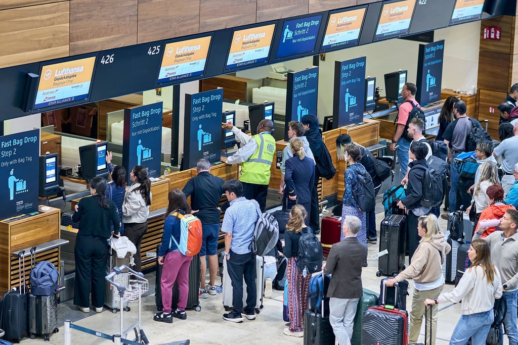 Am Berliner Flughafen gab es am Montagmorgen wegen eines Cyberangriffs weiterhin lange Warteschlangen sowie Verspätungen.