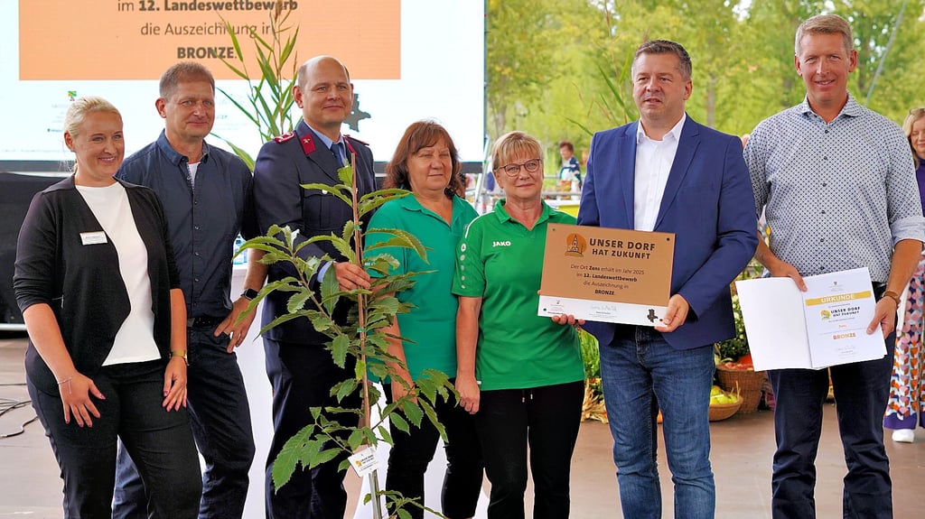 Die Zenser Gewinner bekommen eine Urkunde, das Bronzeschild und eine Ulme überreicht.