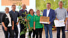Die Zenser Gewinner bekommen eine Urkunde, das Bronzeschild und eine Ulme überreicht. 