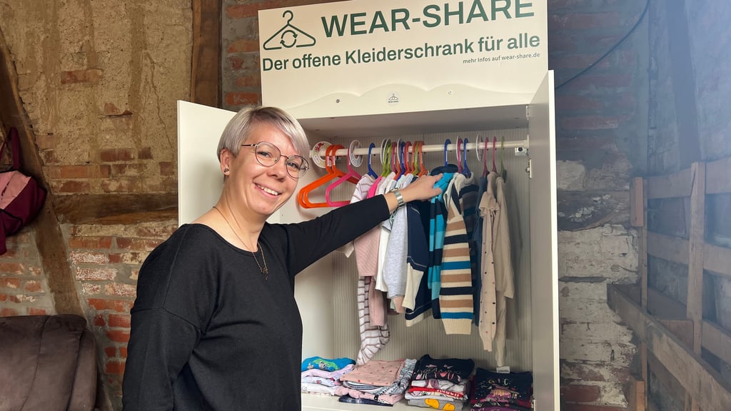 Kitaleiterin Saskia Schulze am neuen Kleiderschrank in der Anderbecker Kita.