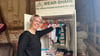 Kitaleiterin Saskia Schulze am neuen Kleiderschrank in der Anderbecker Kita.